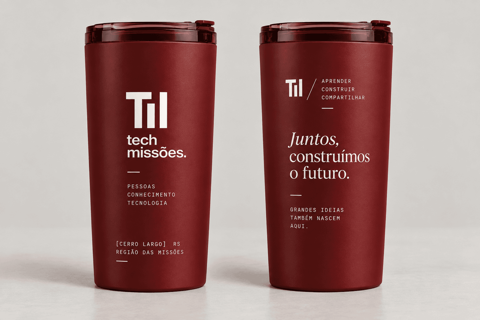 Duas vistas do copo vermelho personalizado da Tech Missões, com tampa, marca da comunidade e o slogan Juntos, construímos o futuro.